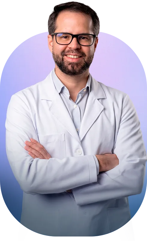 Dr. Leonardo Azevedo Alvares, de jaleco branco e braços cruzados