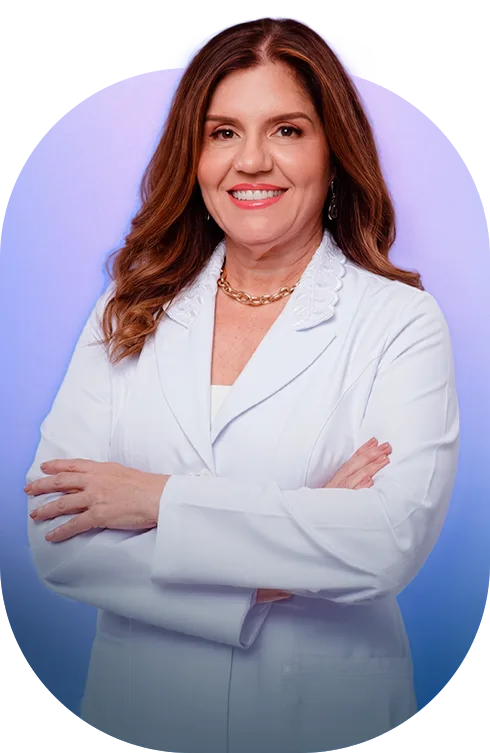 Dra. Dinah Ribeiro, de jaleco branco e braços cruzados